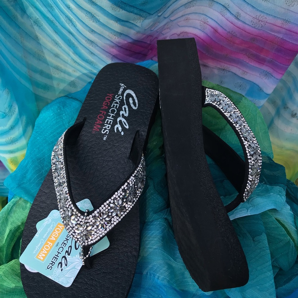 Skechers W’s 9 Arch Support, Low Wedge (1.5”) Heel with Crystal Daisy Accents - Picture 4 of 7